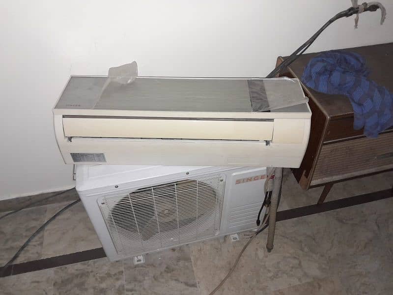 Singer AC 1 ton for sale with gas 0