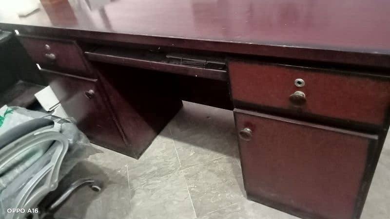 Office table in fresh condition 1