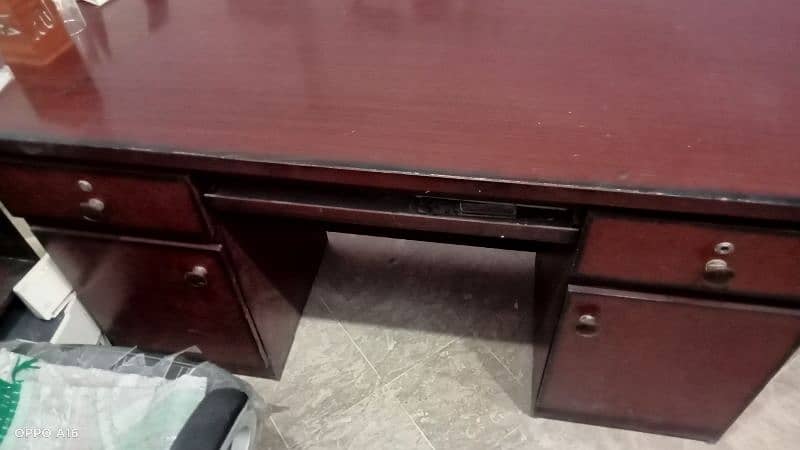 Office table in fresh condition 2