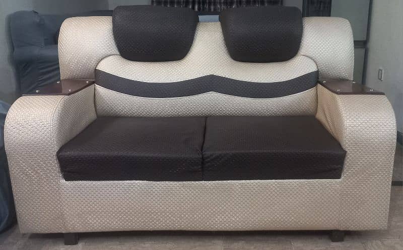 3 seater sofa set available for urgent sale  Nadeem Ali 03214938776 1
