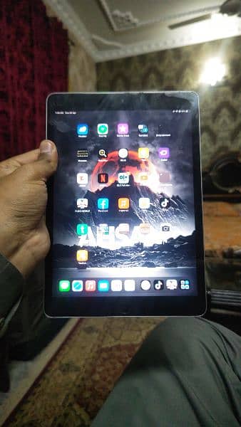 IPAD 9 GEN WITH BOX EXCHANGE POSSIBLE WITH IPHONE 11 PRO MAX 2