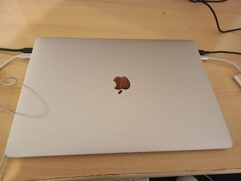 A Macbook Pro 2019 i9 1