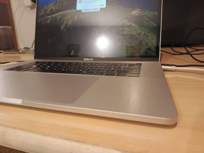 A Macbook Pro 2019 i9 6