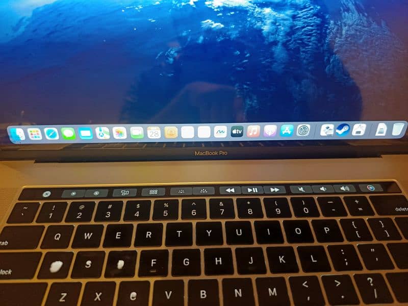 A Macbook Pro 2019 i9 7
