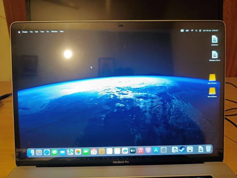 A Macbook Pro 2019 i9 11