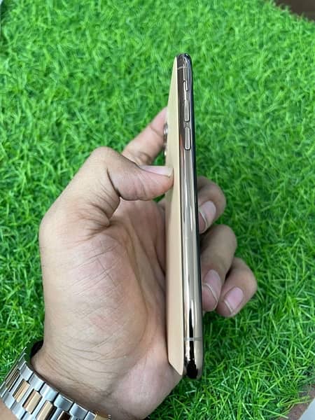 IPHONE 11 PRO 64 GB PTA APPROVED 1