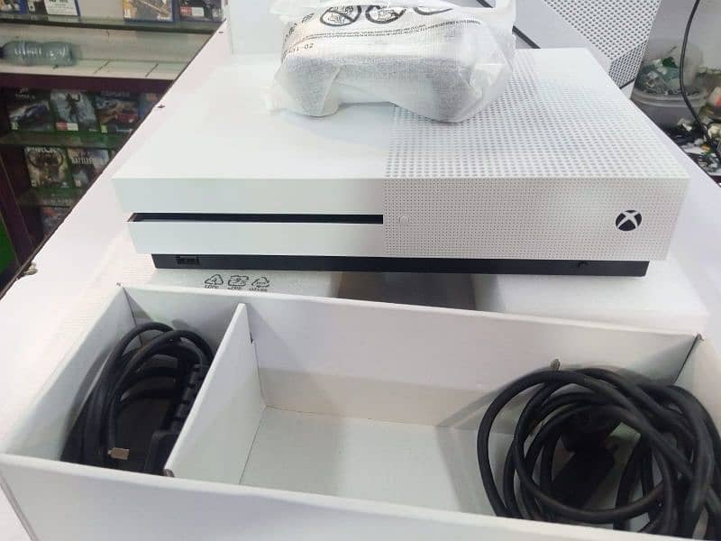 Xbox One S 1 Tb Brand New 2