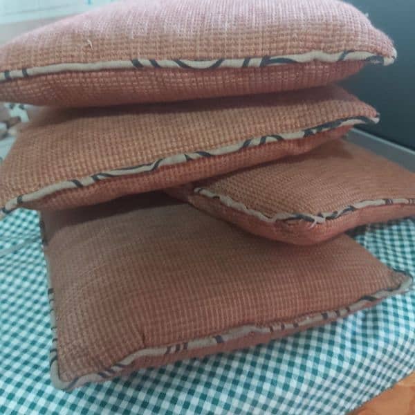 4 cushions for sale. 0
