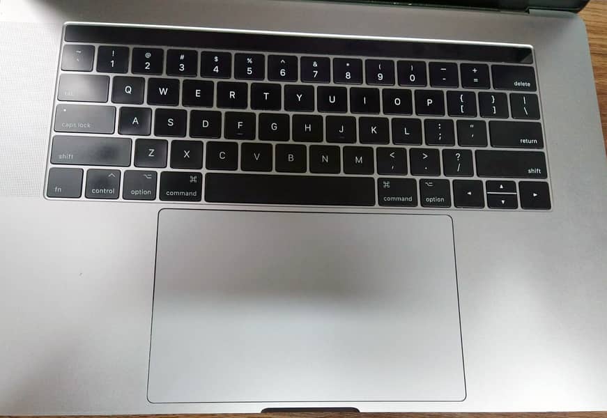 Apple MacBook Pro 2017 - Model A1707 - For Sale 3
