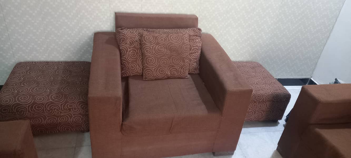 5 seater sofa with 2 puffies 1