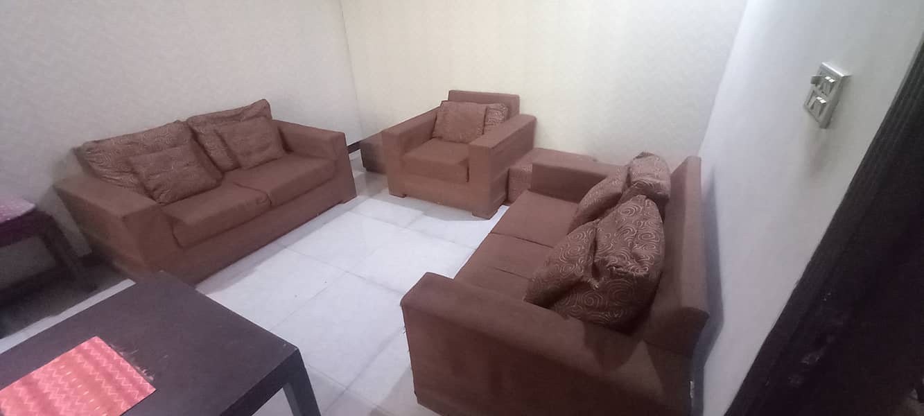 5 seater sofa with 2 puffies 2