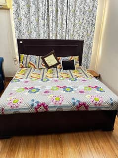 king Size bed. Wooden. Sirf bed hai Mattress sath nhe