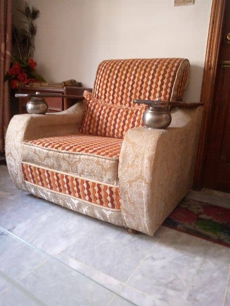 comfortable and good condition sofa for sale 2