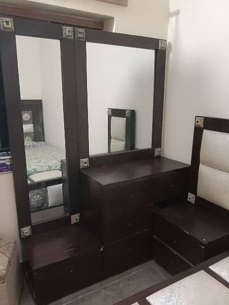 king size bed with dressing and show case 3
