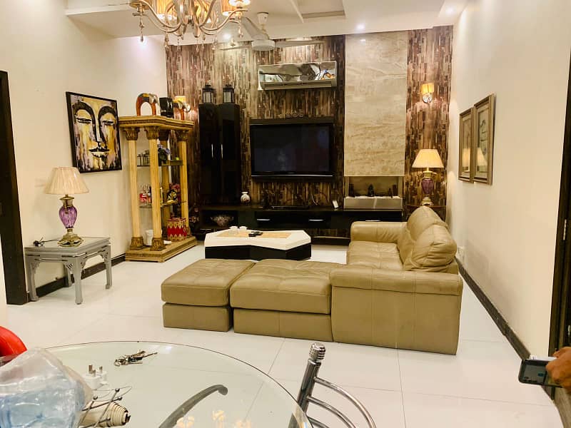 DHA FULLY FURNISHED Luxury house it's per day rent 22