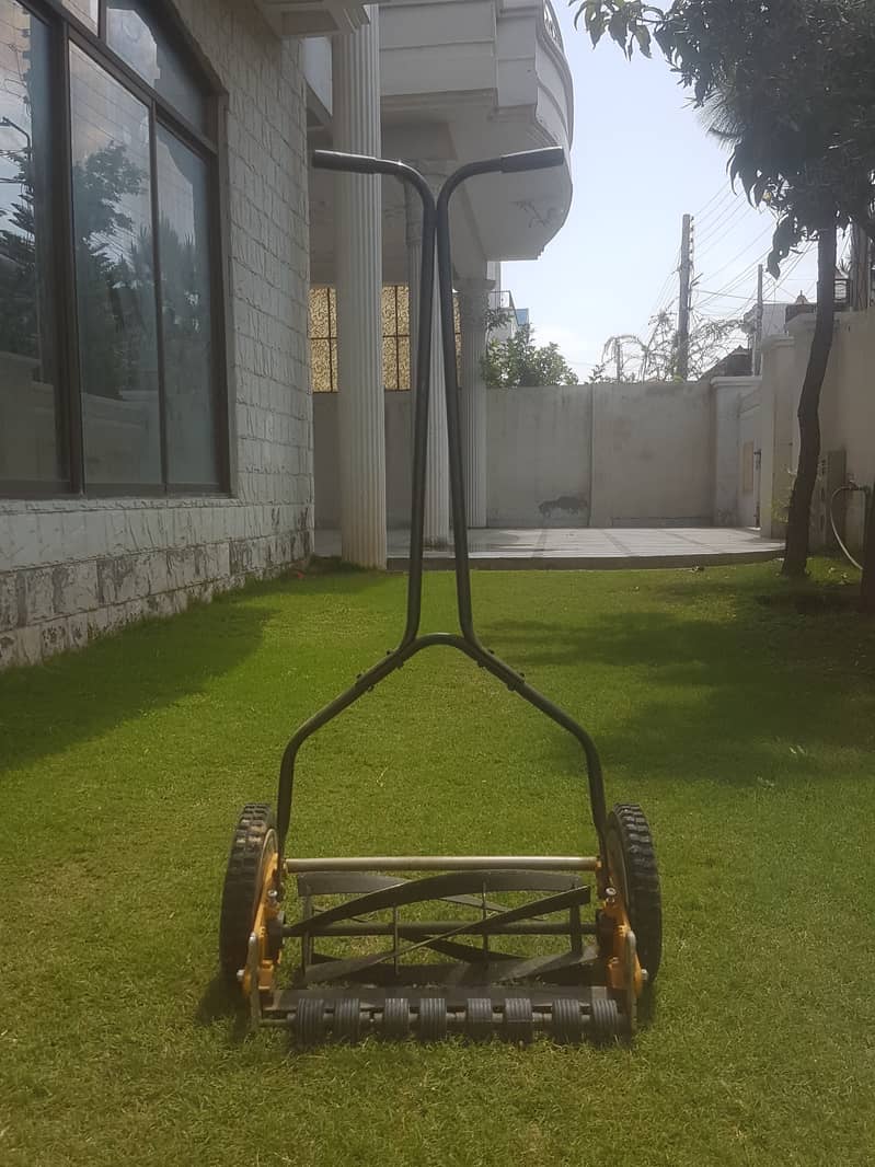 Lawn moawer / grass cutter machine 4