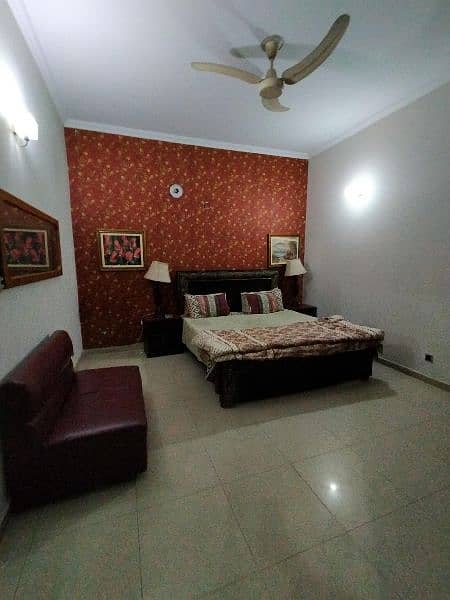 DHA fully Furnished independent villa short term it's per day rent 1