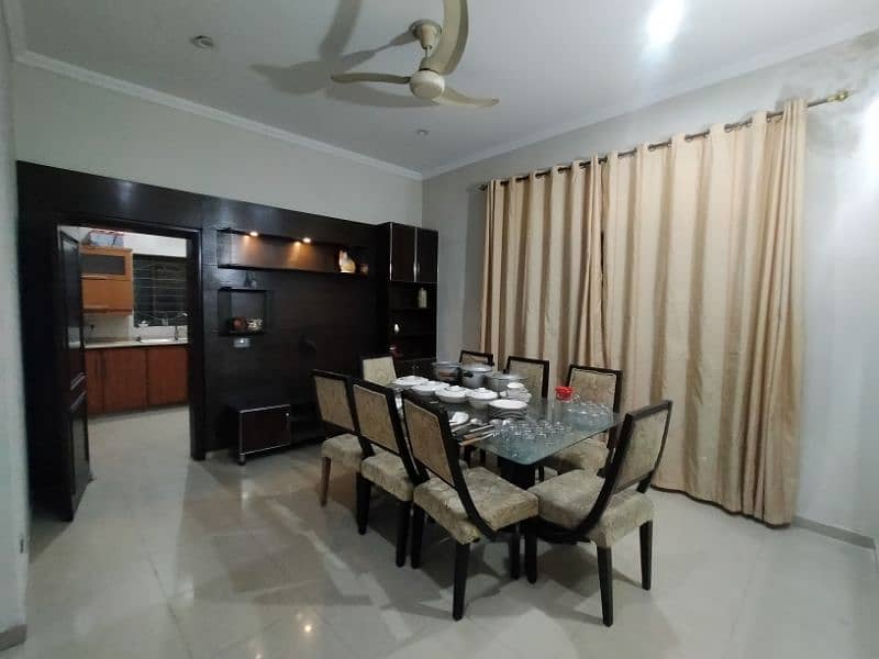 DHA fully Furnished independent villa short term it's per day rent 3