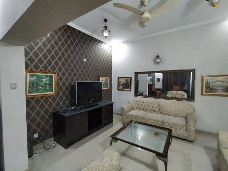 DHA fully Furnished independent villa short term it's per day rent 5
