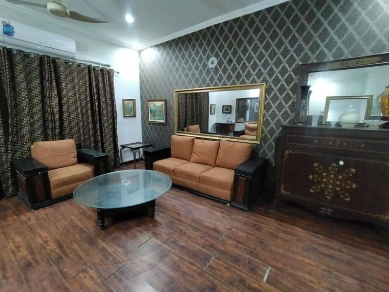 DHA fully Furnished independent villa short term it's per day rent 6