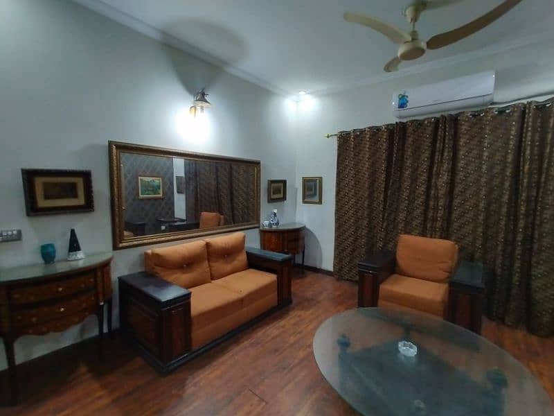 DHA fully Furnished independent villa short term it's per day rent 7
