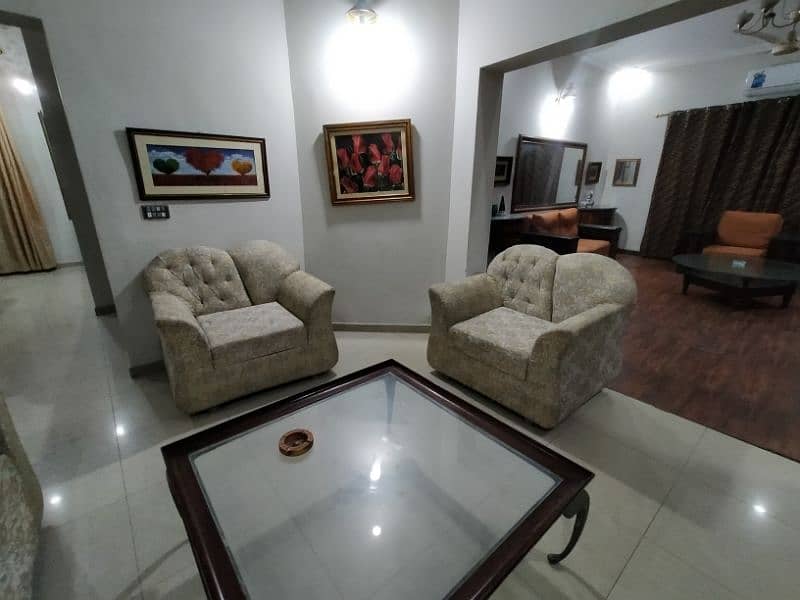 DHA fully Furnished independent villa short term it's per day rent 8