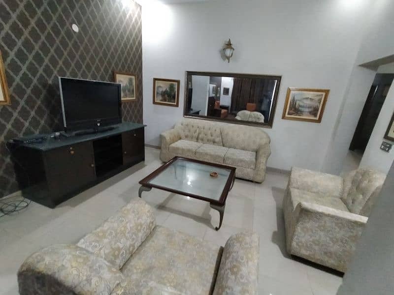 DHA fully Furnished independent villa short term it's per day rent 9