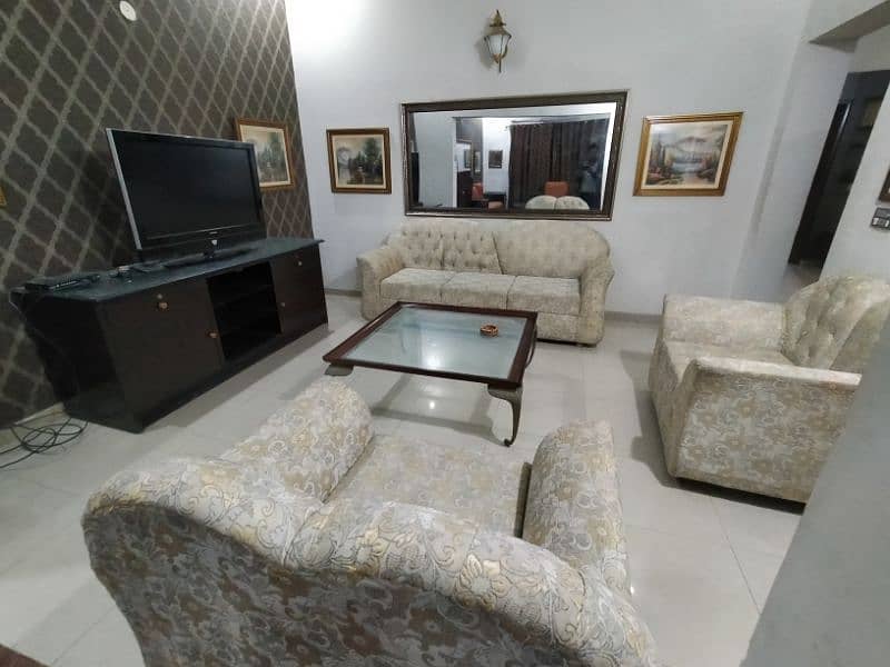 DHA fully Furnished independent villa short term it's per day rent 10