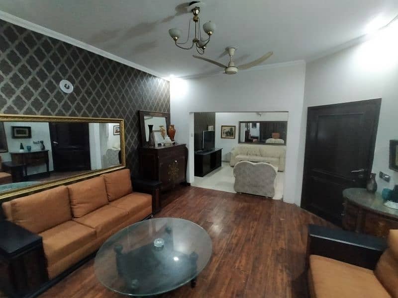 DHA fully Furnished independent villa short term it's per day rent 11