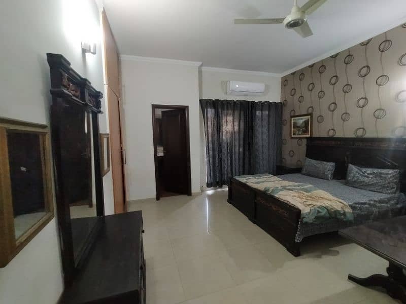 DHA fully Furnished independent villa short term it's per day rent 13