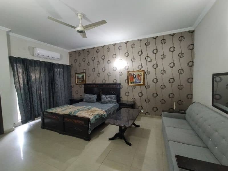 DHA fully Furnished independent villa short term it's per day rent 17
