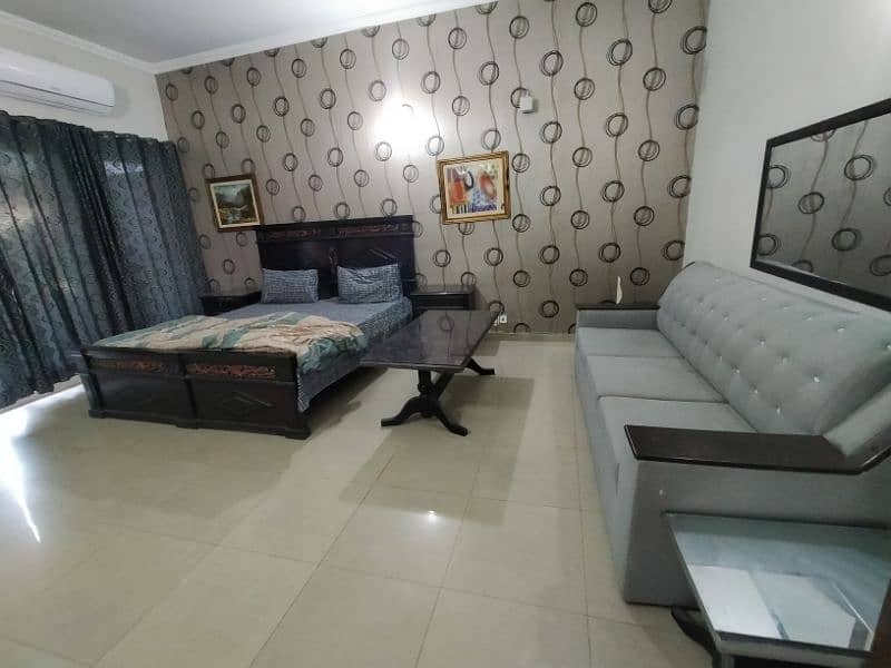 DHA fully Furnished independent villa short term it's per day rent 18
