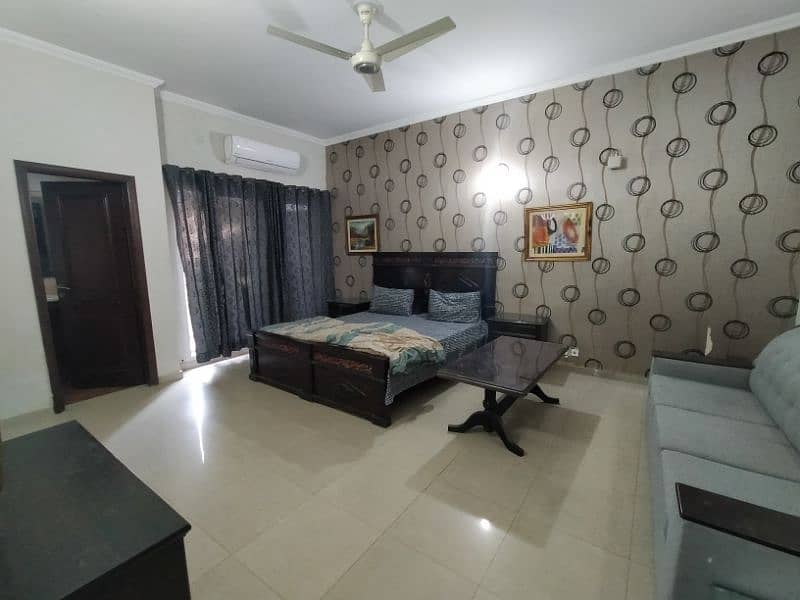 DHA fully Furnished independent villa short term it's per day rent 19