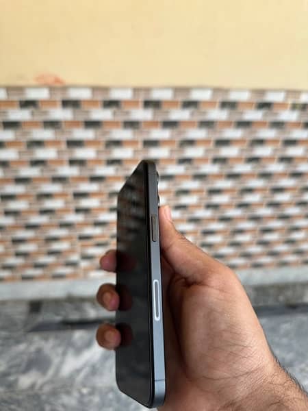 iPhone 15 pro max black titanium 3