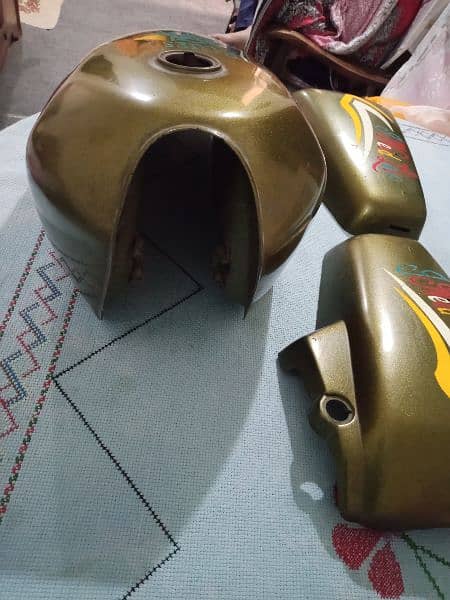 honda 125 fuel tanks with side covers 2