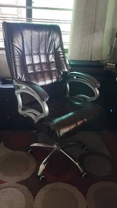 Excellent condition office chair for urgent sale