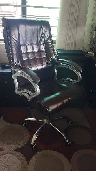 Excellent condition office chair for urgent sale 0