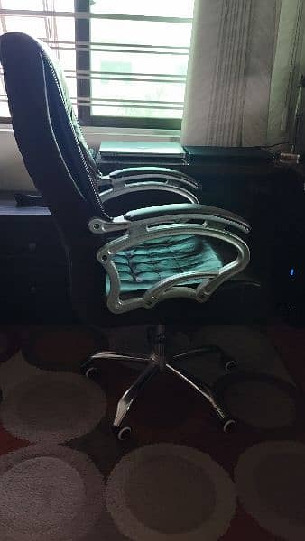 Excellent condition office chair for urgent sale 1