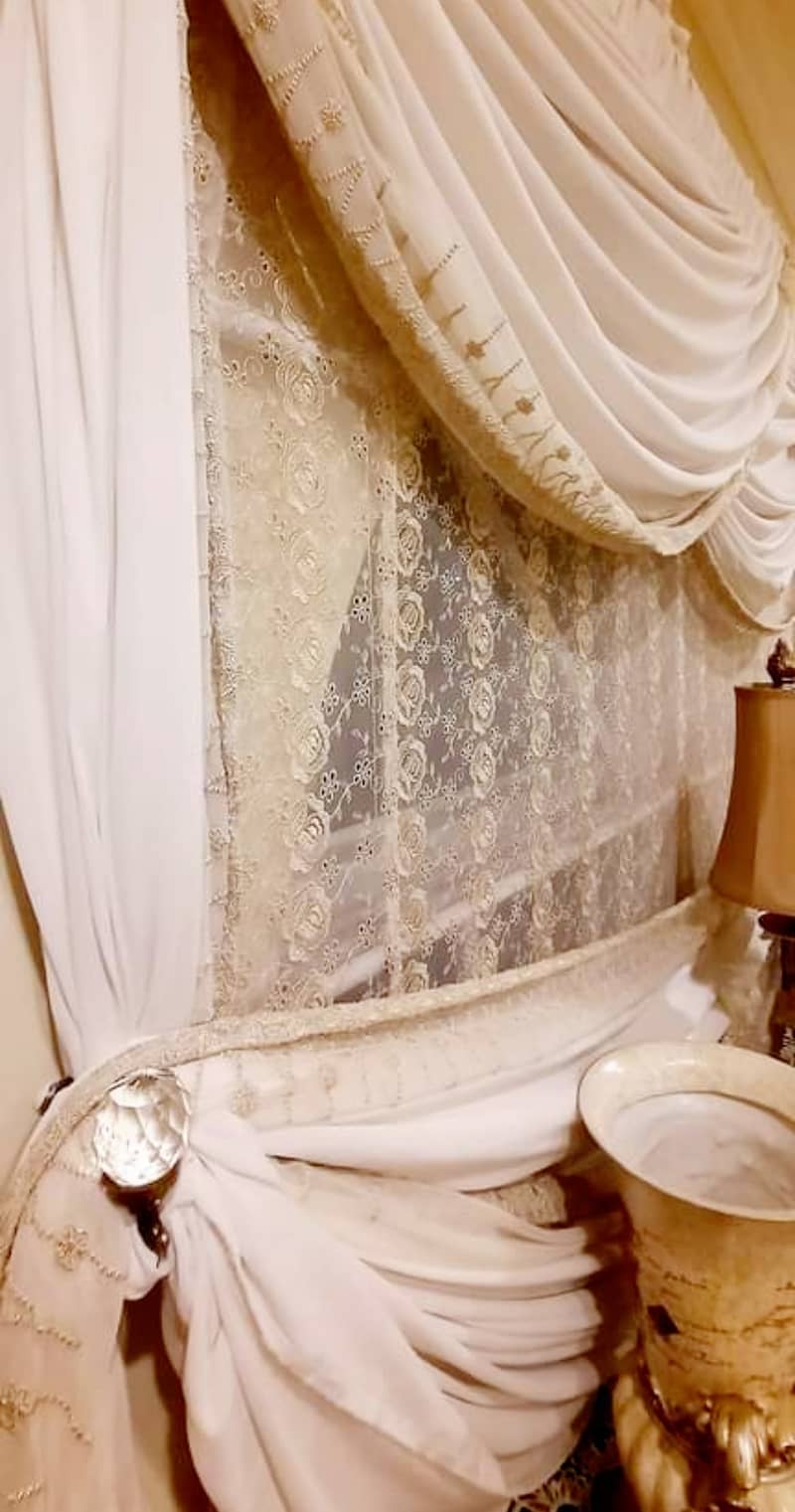 White Curtains and fancy blind 1