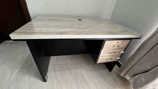 Office Table with drawers in Excellent condition