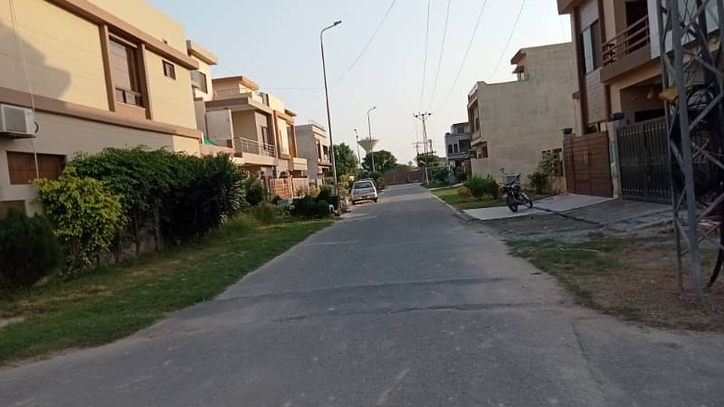1 Kanal Transfer Free Plot Nearby Mosque, Zoo, and Commercial Area For Sale in Tulip Ext Block Park View City Lahore 1