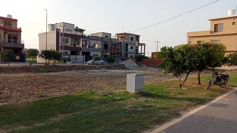 1 Kanal Transfer Free Plot Nearby Mosque, Zoo, and Commercial Area For Sale in Tulip Ext Block Park View City Lahore 4
