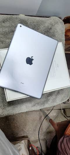 Apple iPad 6th generation 32gb 0