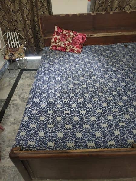 Wooden bed Used Sale { 0/3/2/4/7/2/9/2/9/8/0 } 1