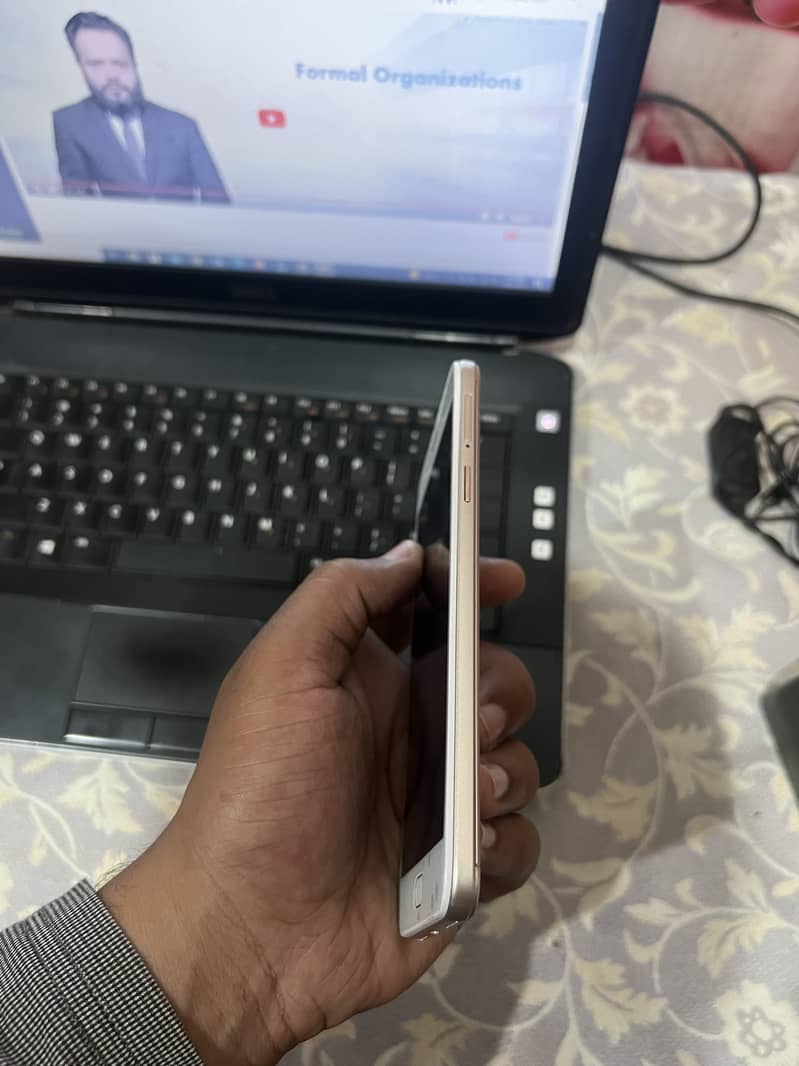 Oppo f1s in mint condition 4