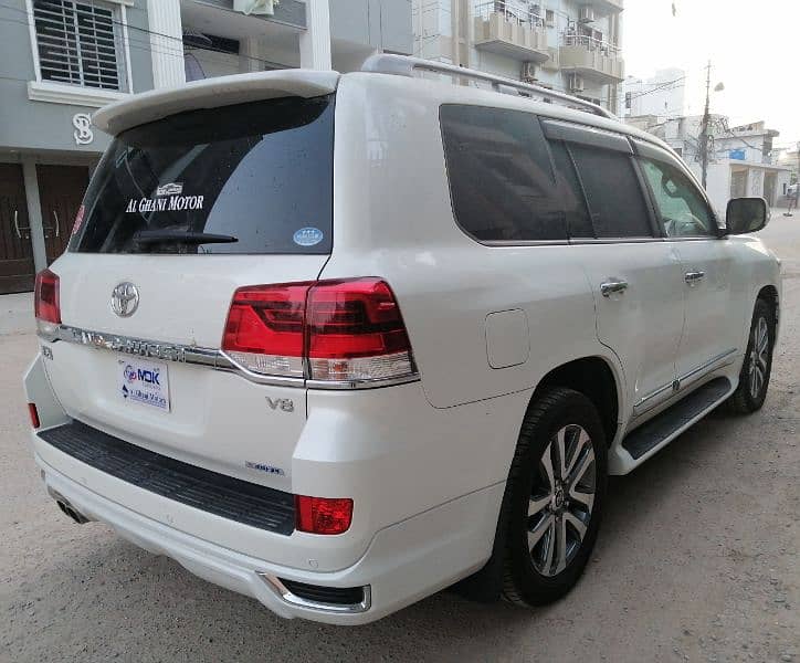 TOYOTA LAND CRUISER ZX (V8) 4.6 TOP OF THE LINE VARIANT
MODEL 2018 1