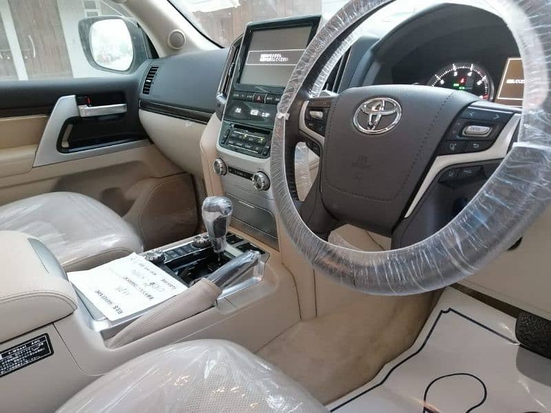 TOYOTA LAND CRUISER ZX (V8) 4.6 TOP OF THE LINE VARIANT
MODEL 2018 15