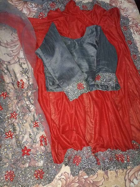 saree in moonlight grey &red colour 2