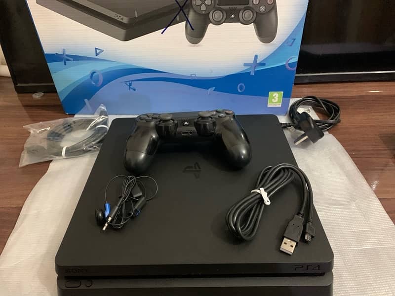 ps4  slim brand new  10/10 almost  box pack 2