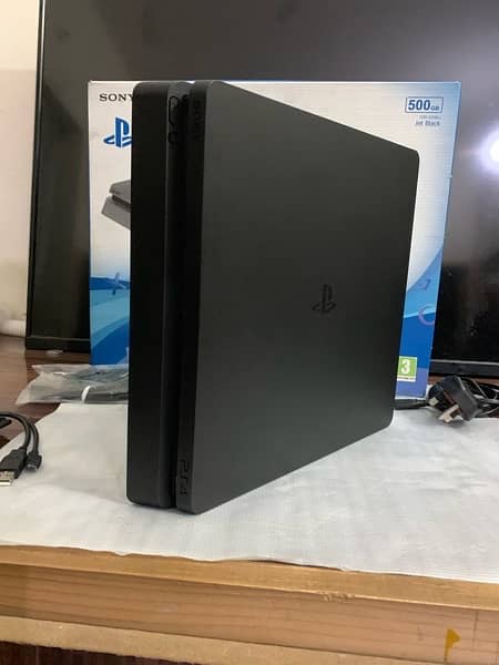 ps4  slim brand new  10/10 almost  box pack 4